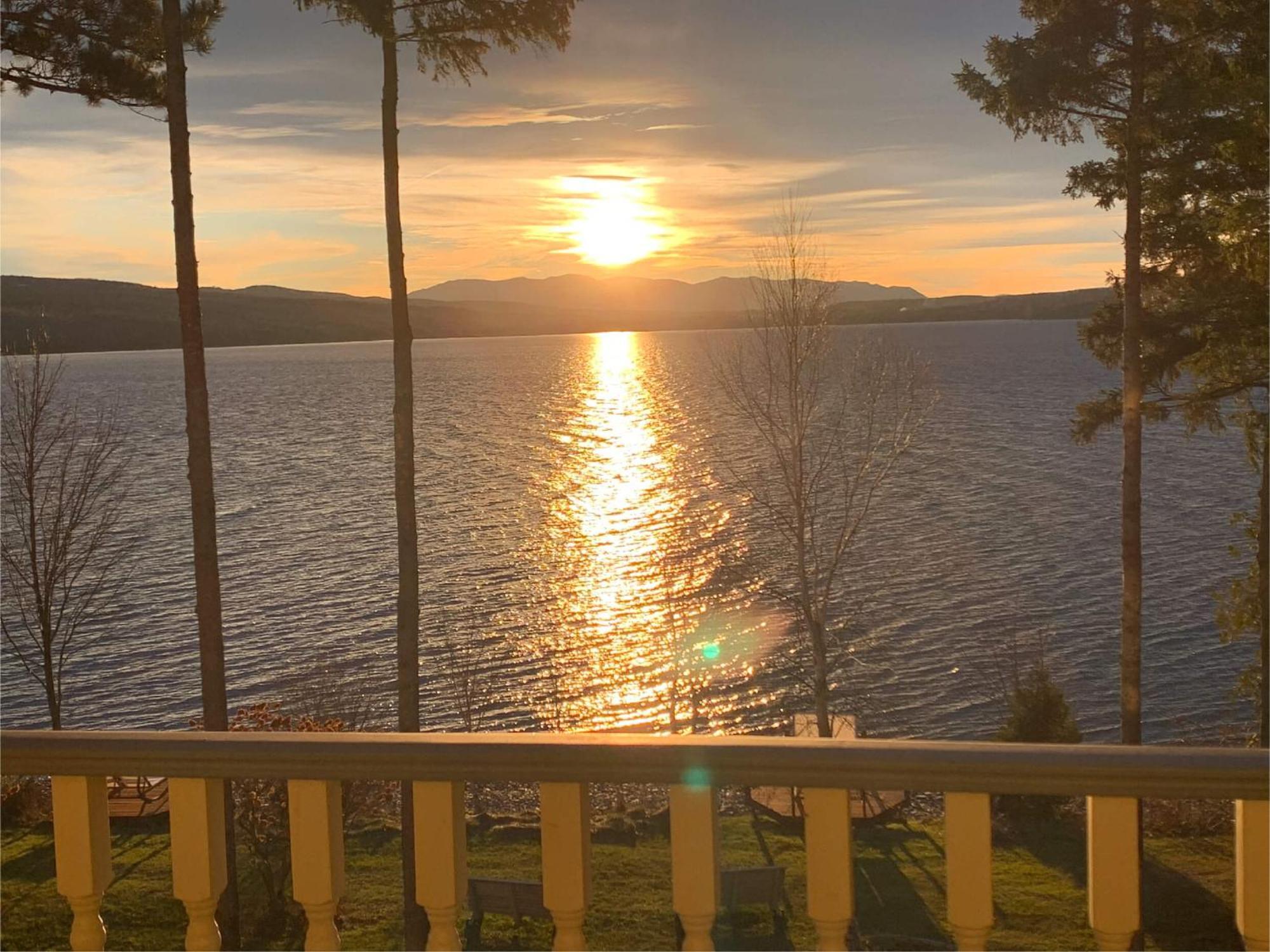Estello Suites & Spa Lac-Mégantic Exteriör bild